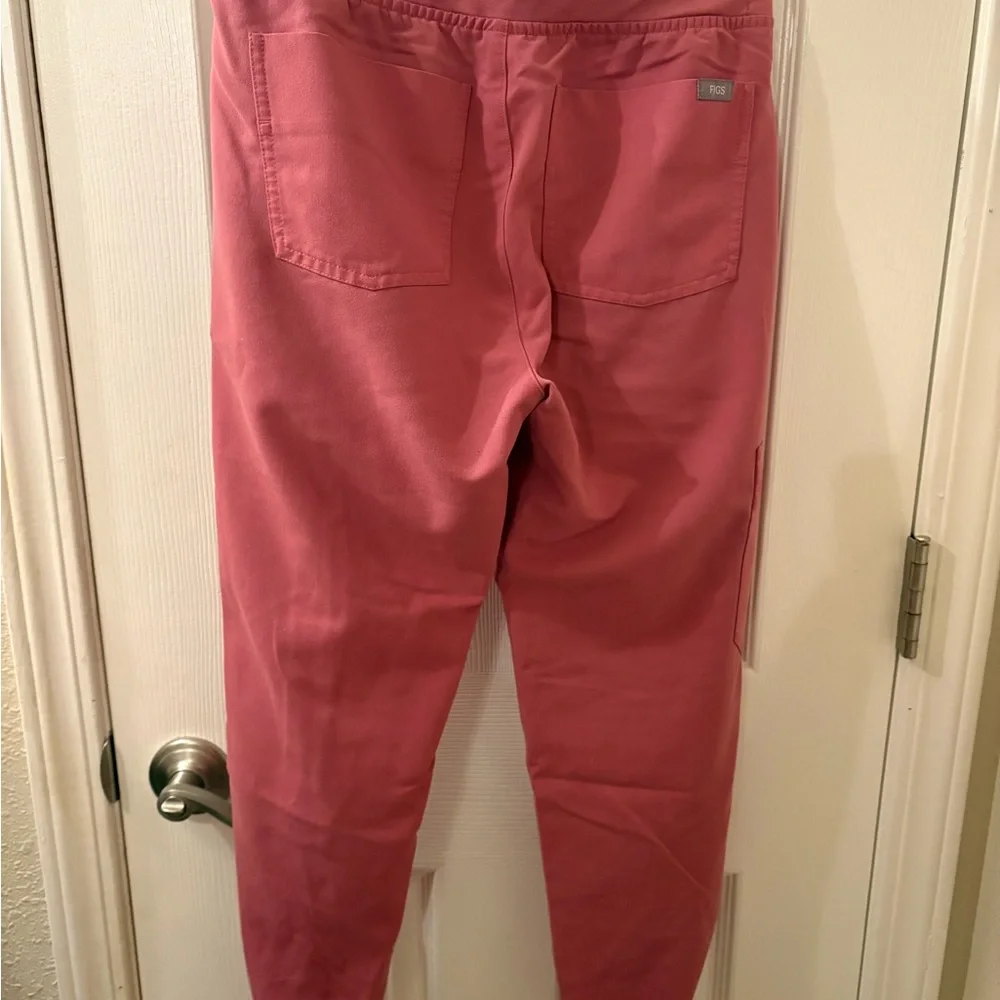 FIGS Rose Quartz Scrub Set - V-Neck Top & Jogger Pants